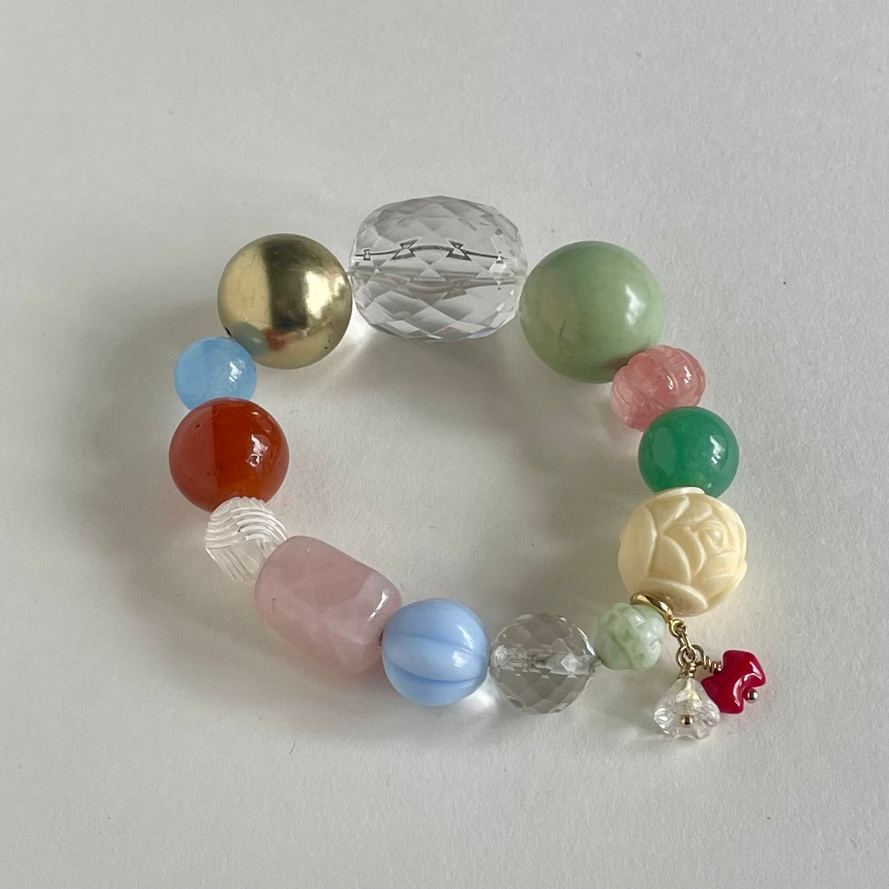Håndlavet armbånd med et mix af nøje udvalgte glas og vintageperler med et aftageligt vedhæng