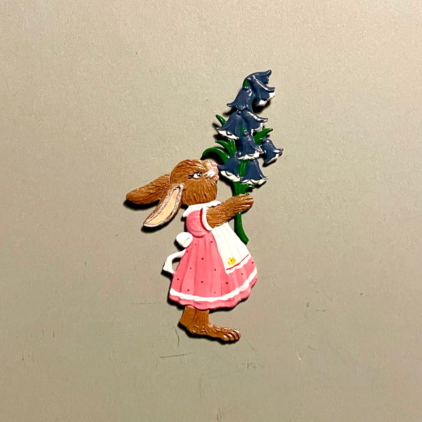 Håndlavet og håndmalet tinophæng – Kanin med Blå Klokkeblomster