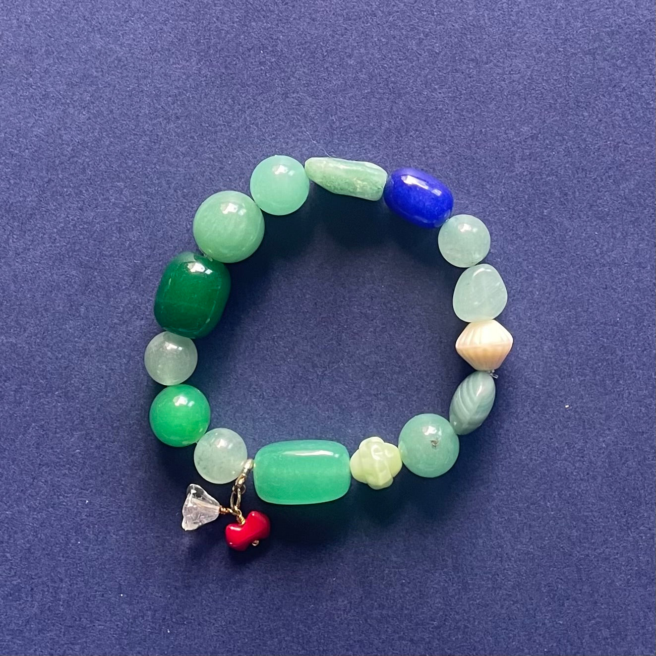 Perle armbånd lavet af glas og antik perler