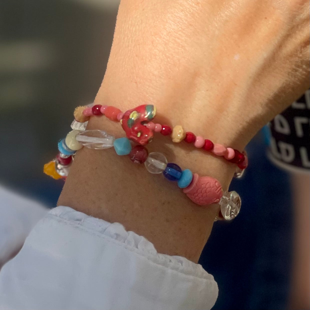 Håndlavet armbånd med aftageligt vedhæng og glasperler