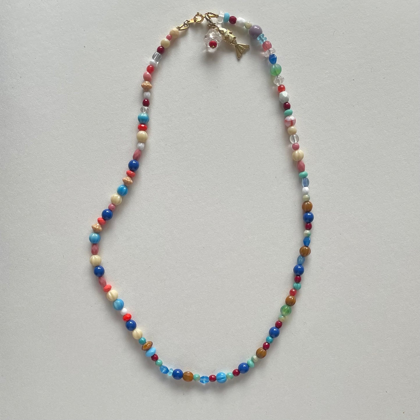 Håndlavet multifarvet halskæde, lavet i smukke glasperler.