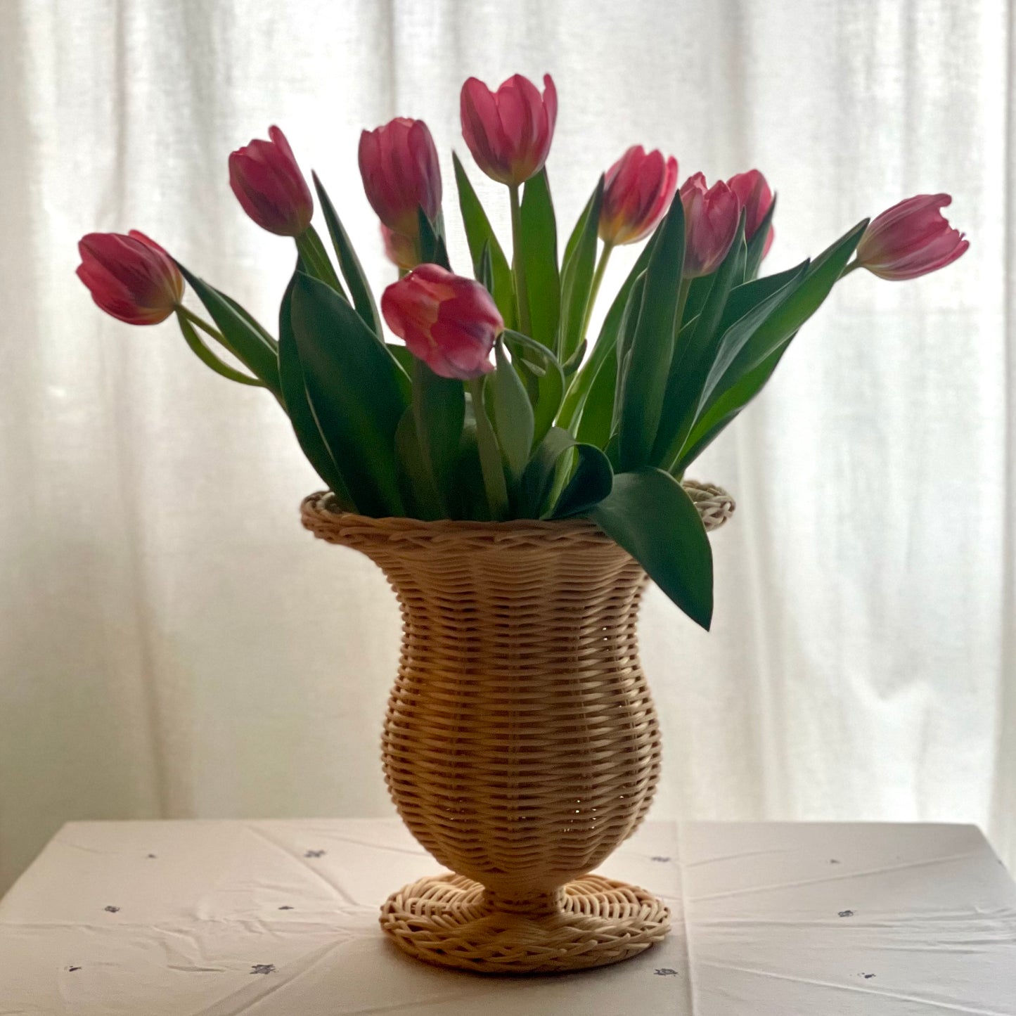Rattanvase – Smuk og tidløs dekoration