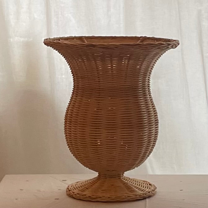 Stor rattanvase – Smuk og tidløs dekoration