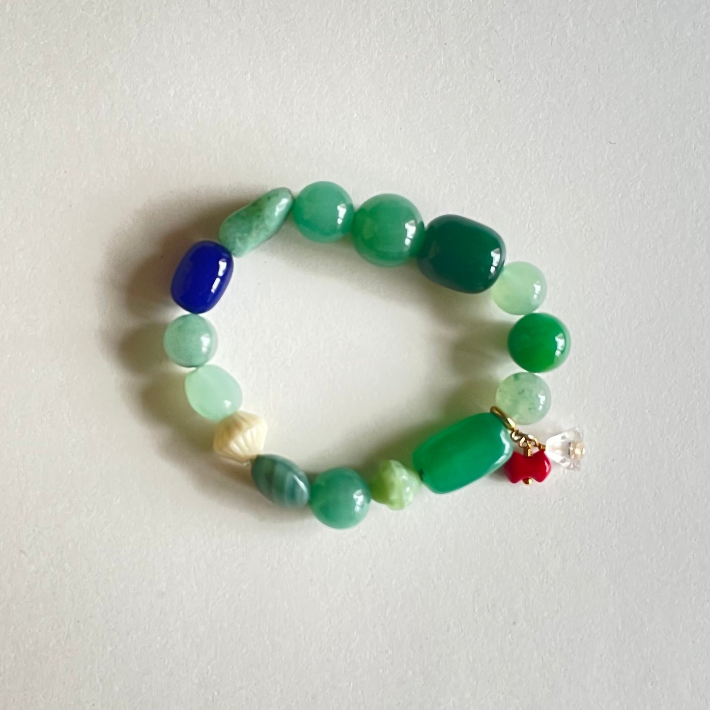 Elegant armbånd fremstillet af glas- og vintageperler.