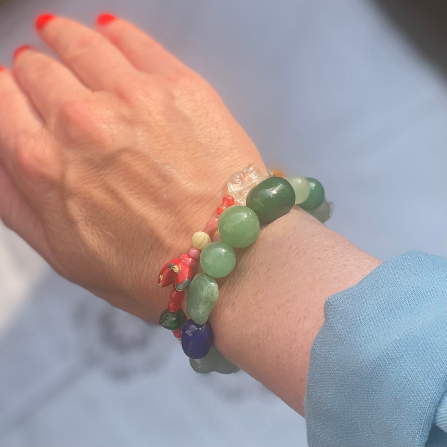 Elegant armbånd fremstillet af glas- og vintageperler.