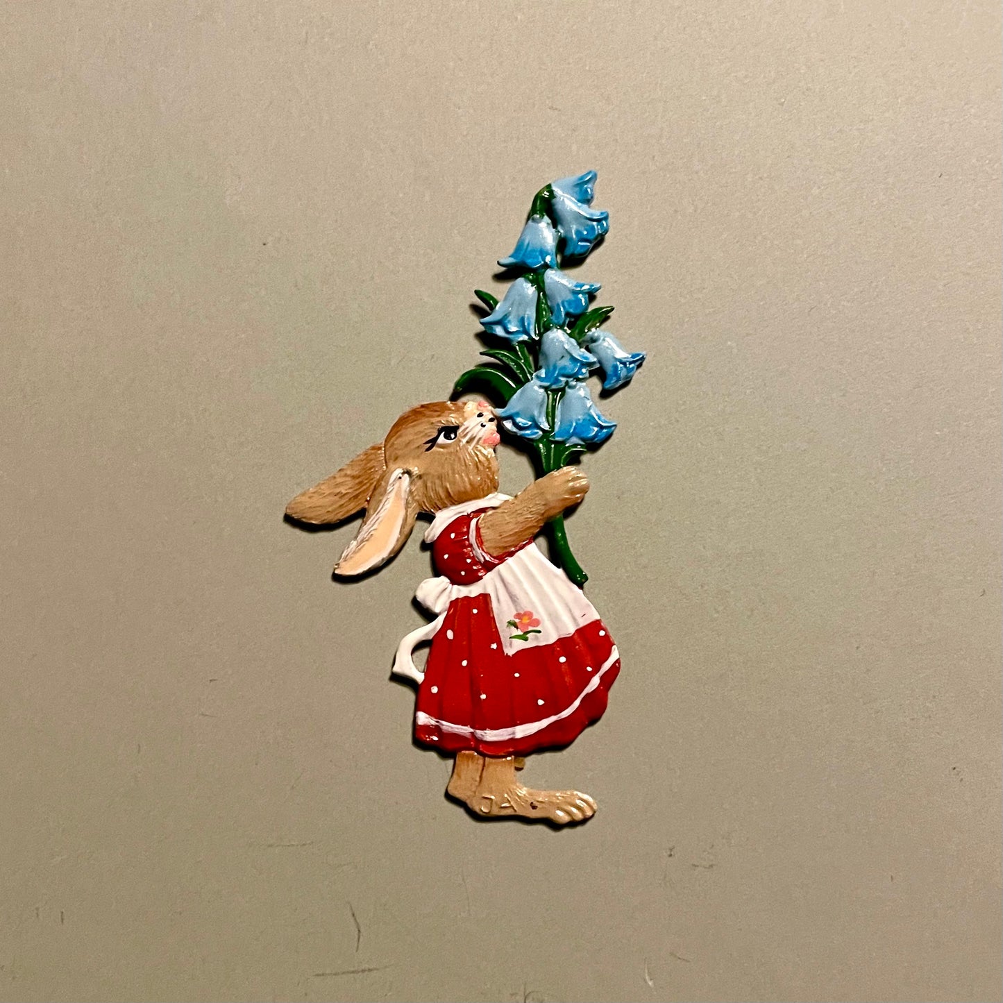 Håndlavet og håndmalet påskeophæng af påskehare med smuk Blå Klokkeblomst