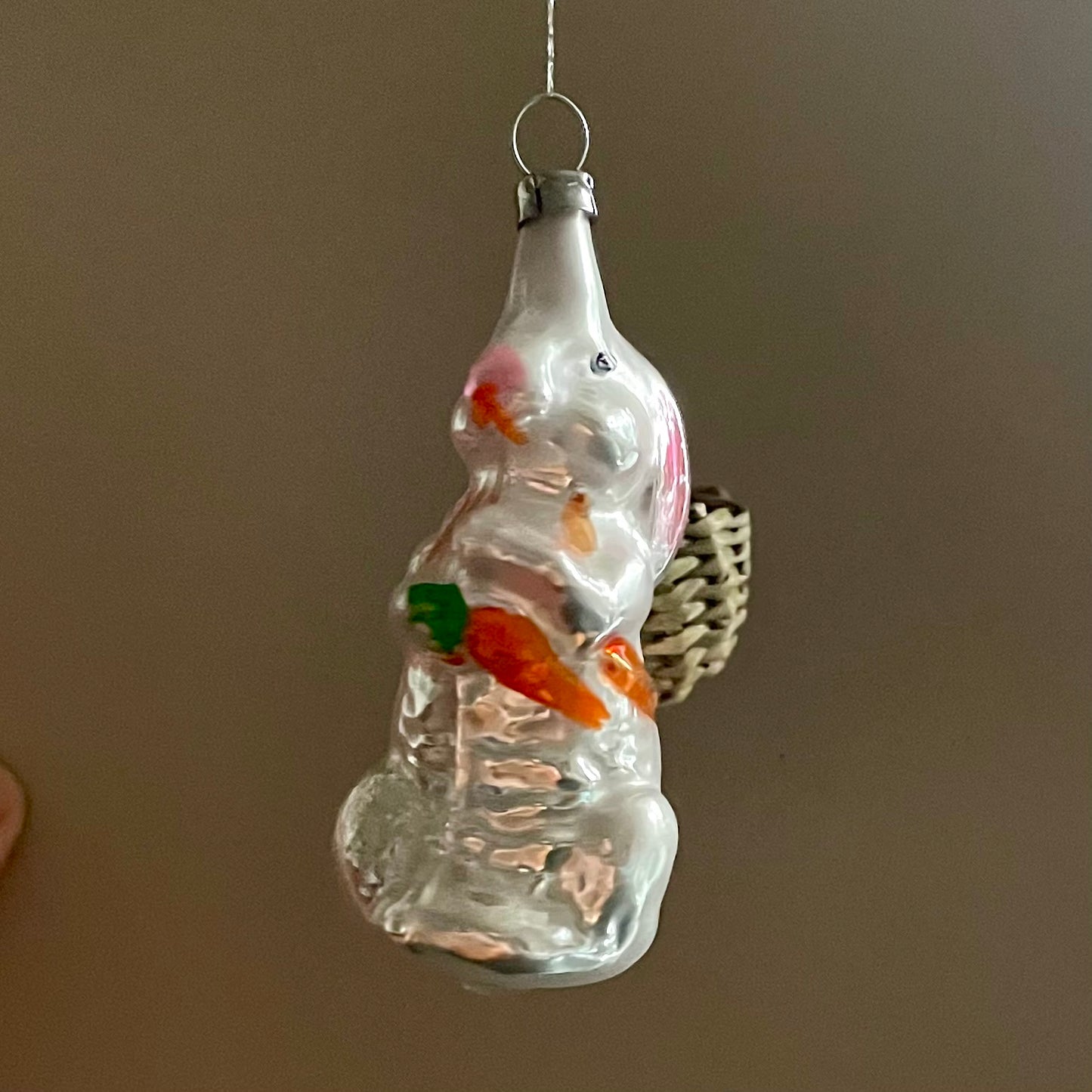 Super fin kanin med flettet kurv- glasornament.