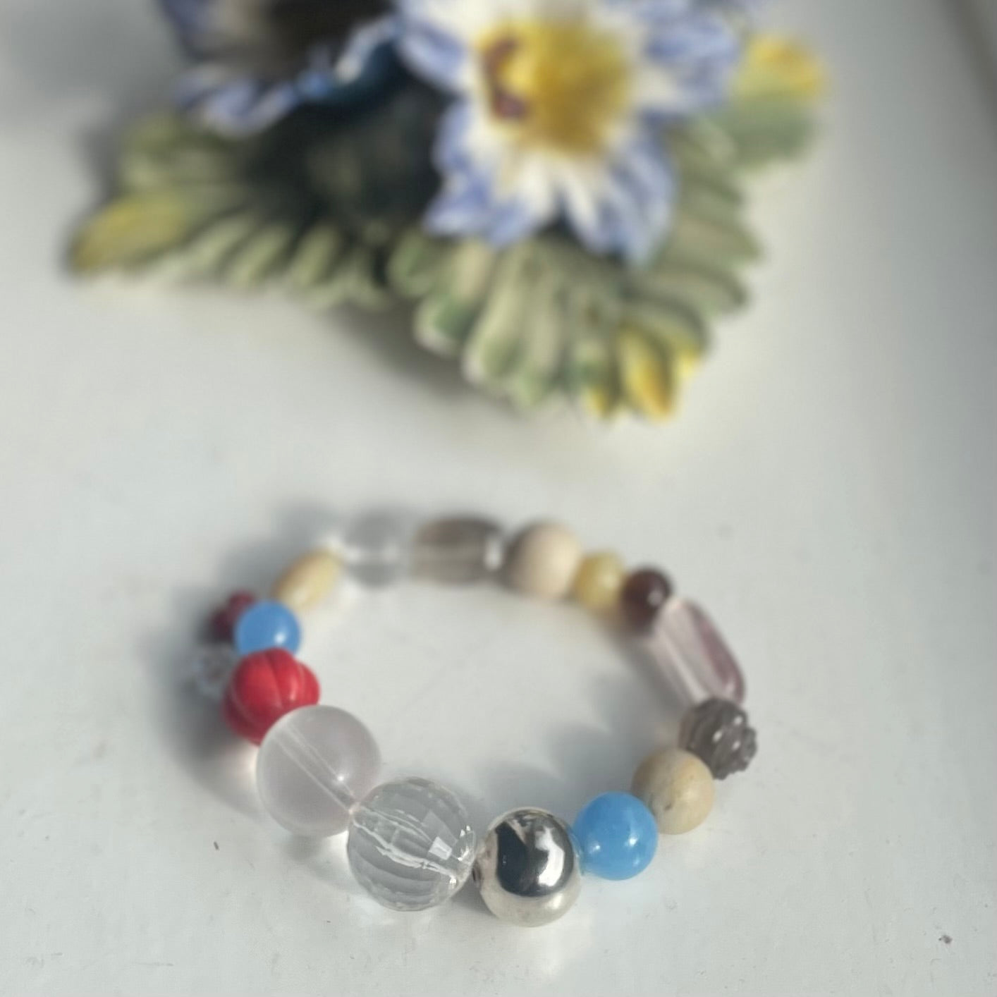 smukt armbånd i et mix af glas og vintageperler