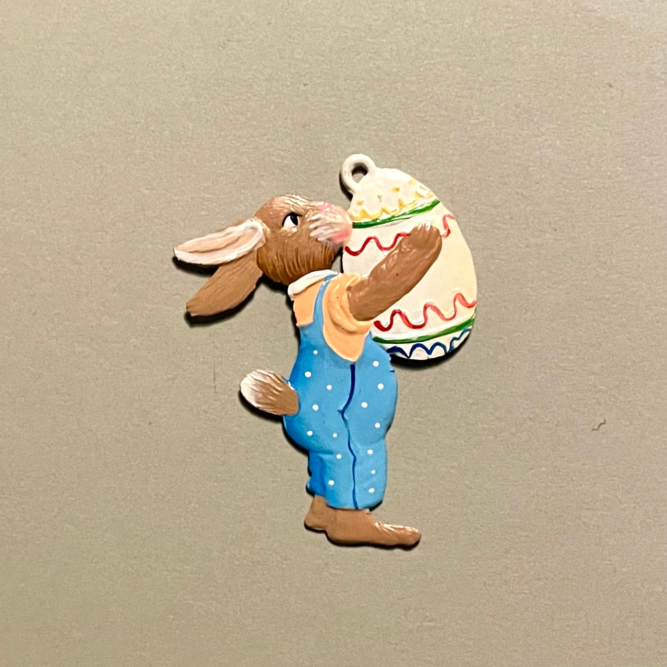 Håndlavet og håndmalet påskehare i tin