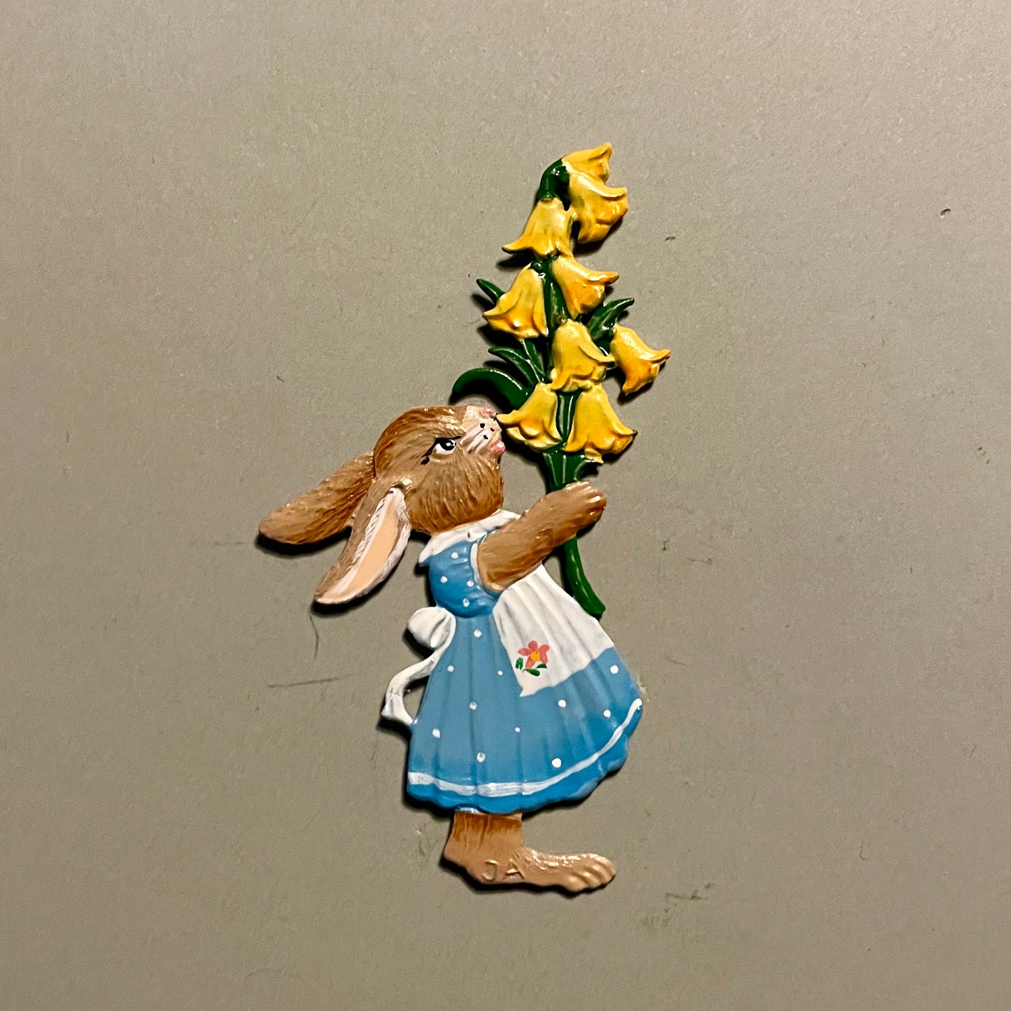 Håndlavet og håndmalet påskeophæng , af påskehare med gule klokkeblomst