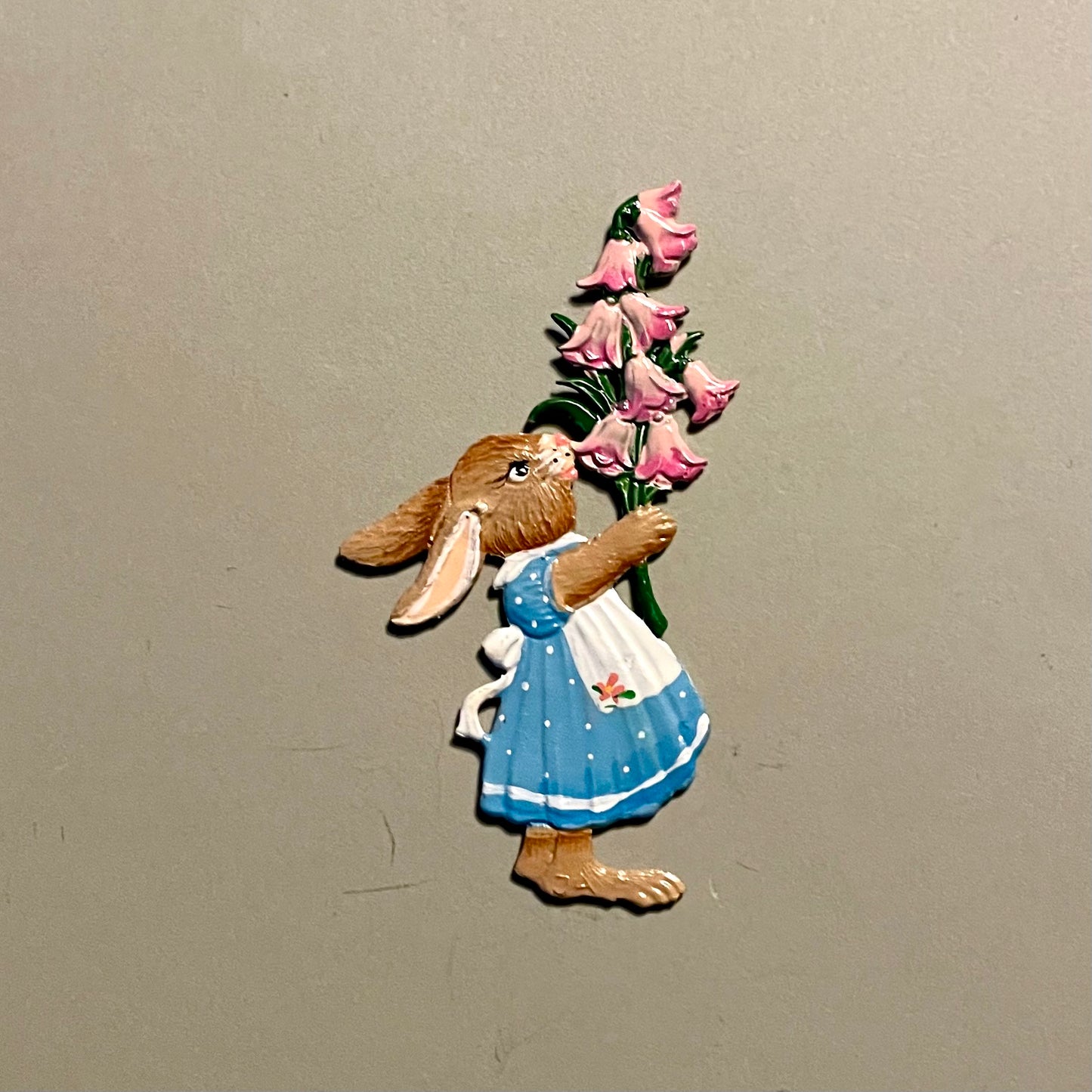 Håndlavet og håndmalet påskeophæng , af påskehare med rosa klokkeblomst