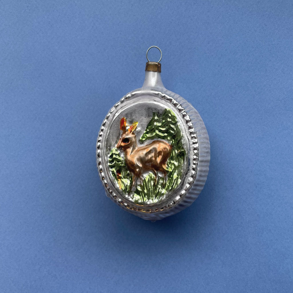 Smuk juleornament med rådyr og grantræer