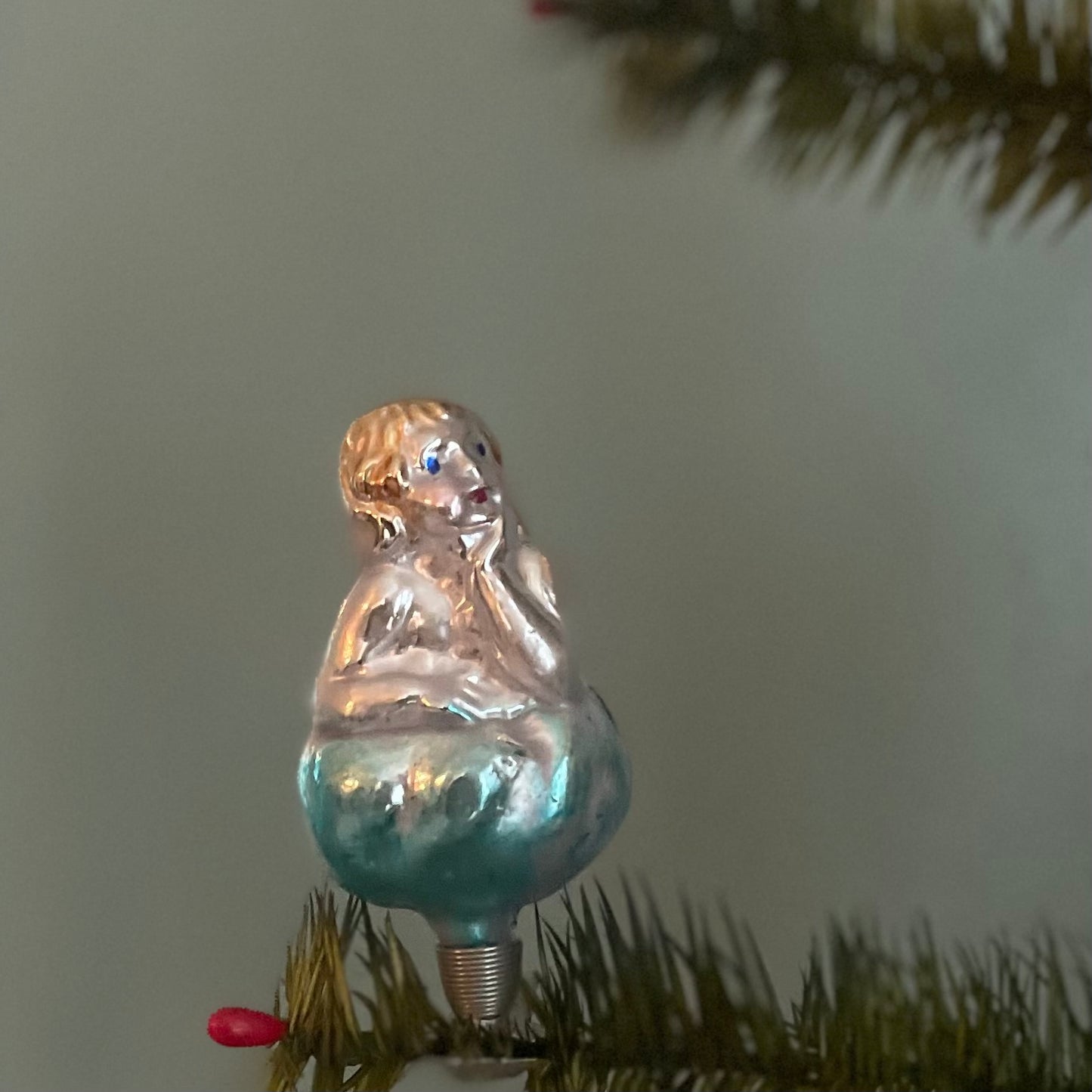 Fin glas engel som sidder på en klips
