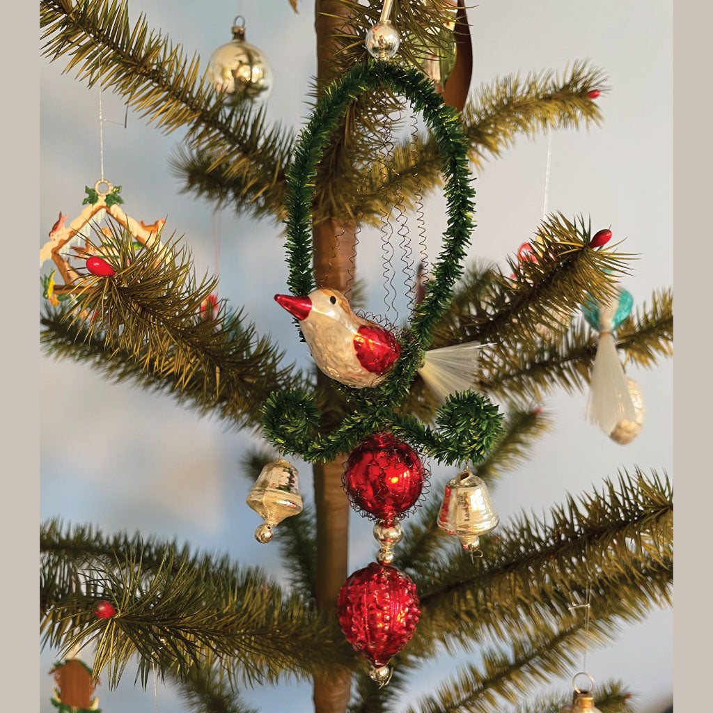 Nostalgisk viktoriansk fugl i sølv og røde nuancer- glas juleornament