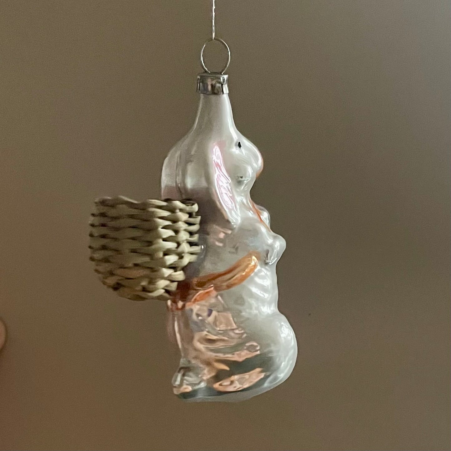 Super fin kanin med flettet kurv- glasornament.