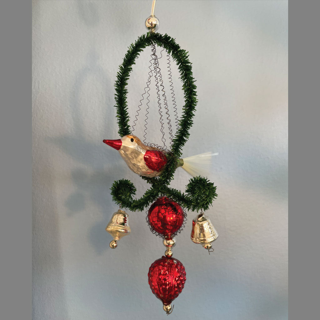 Nostalgisk viktoriansk fugl i sølv og røde nuancer- glas juleornament