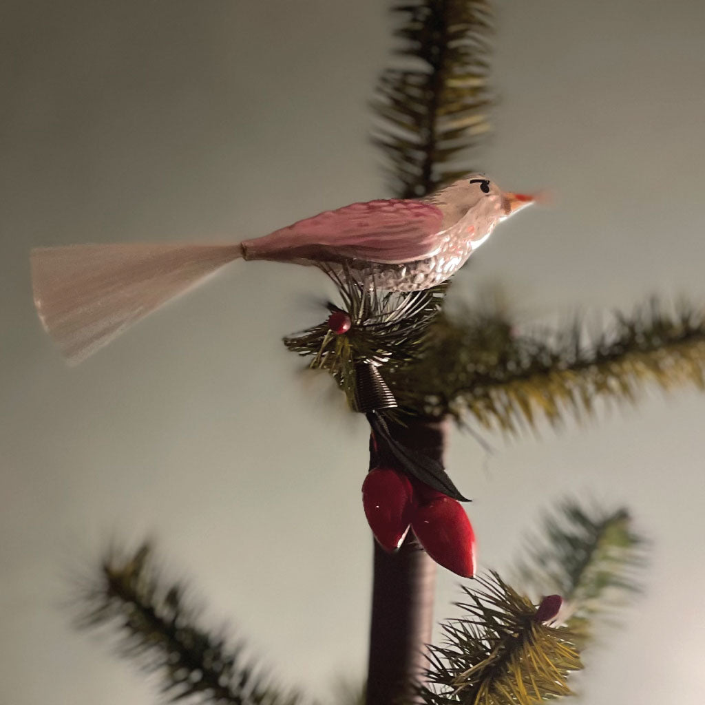 Håndlavet glas fugl i sølv og rosa med hyben på klips