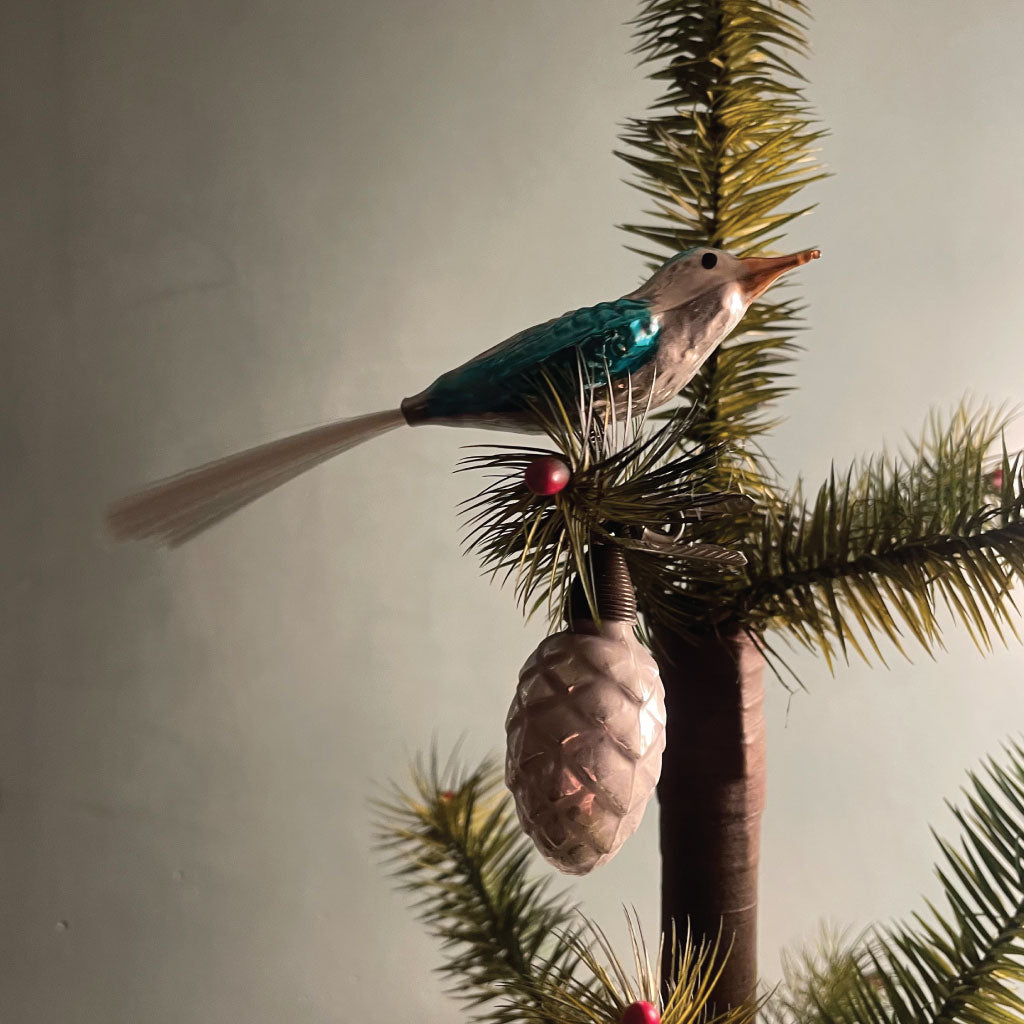 Håndlavet fugl med kogle på klips - Juleornament