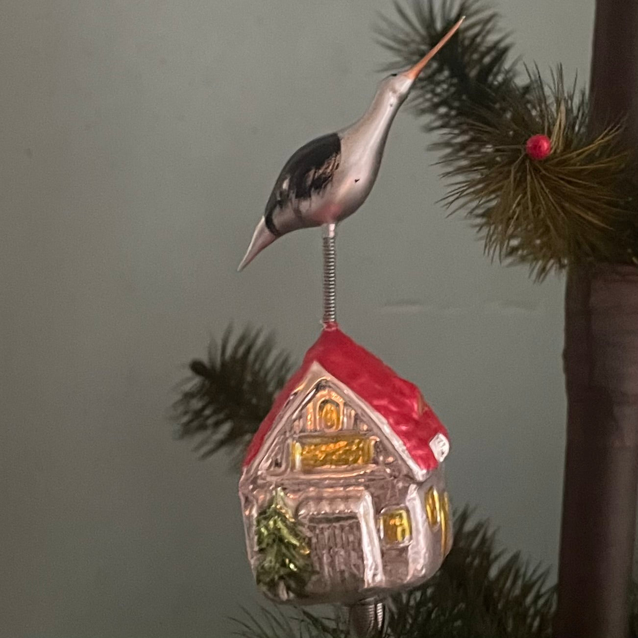 Smukt glas ornament af stork på hus med klips
