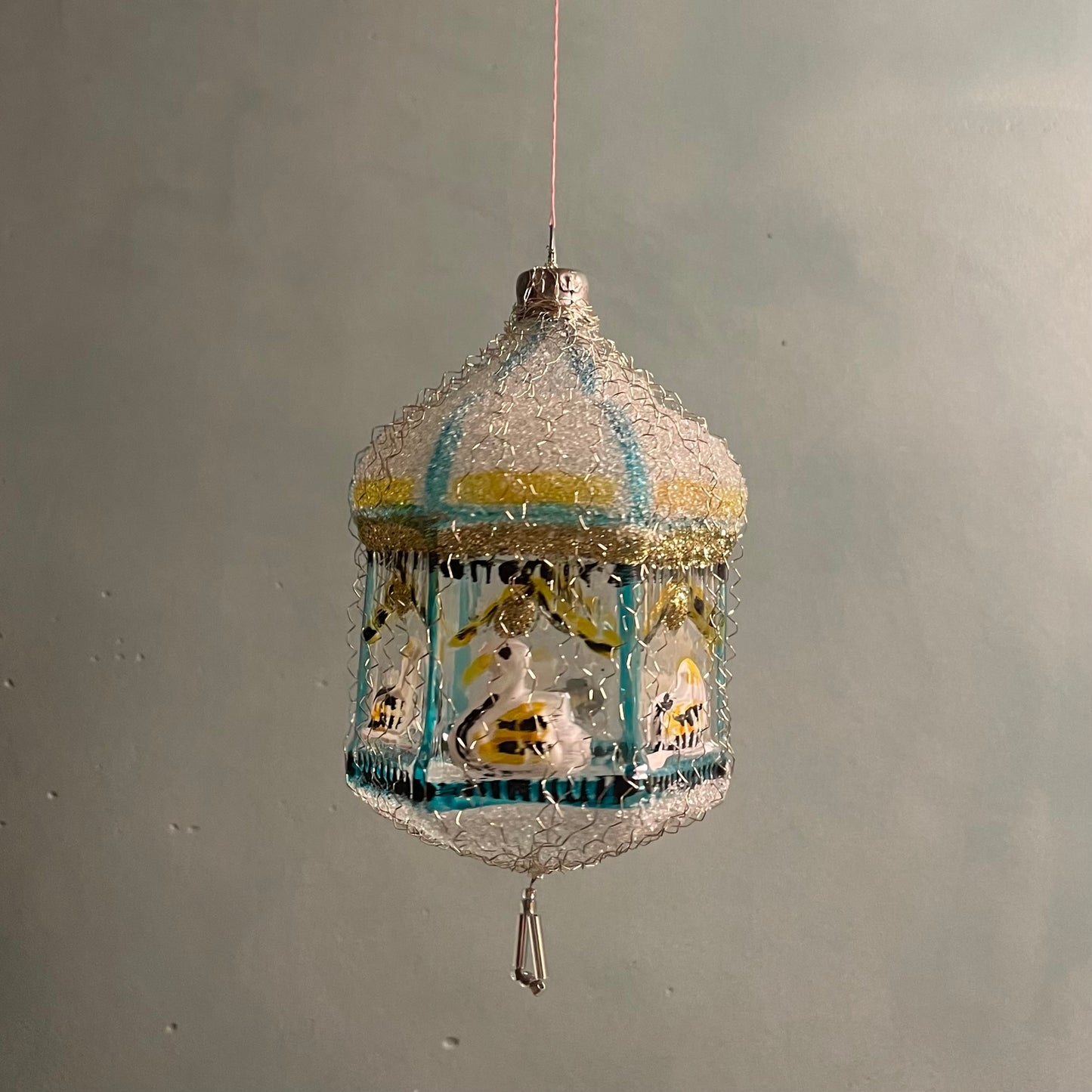 Håndlavet glaspynt – karussel med fugle, glitter og perle