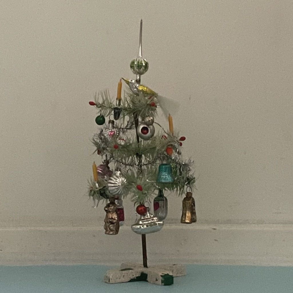 lille juletræ med håndlavet glasornamenter