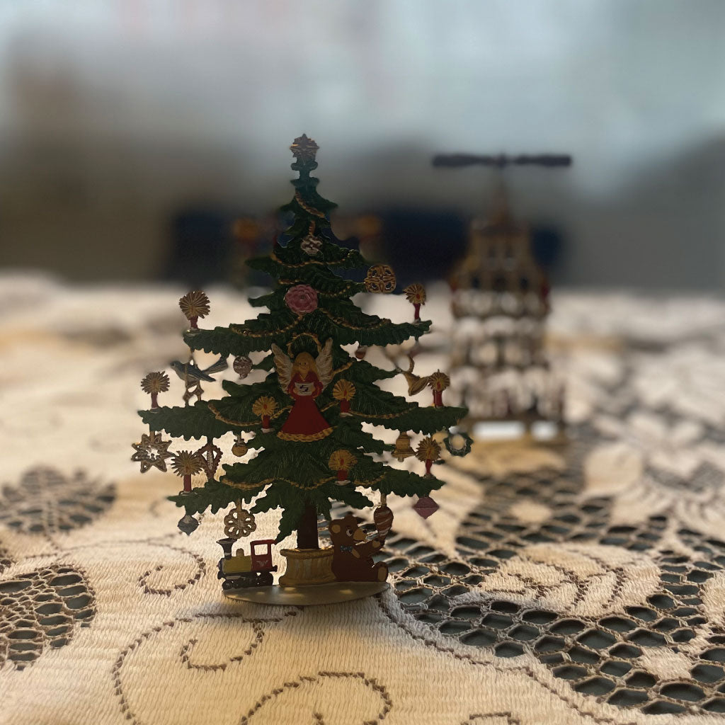 Smukt tin juletræ forfra