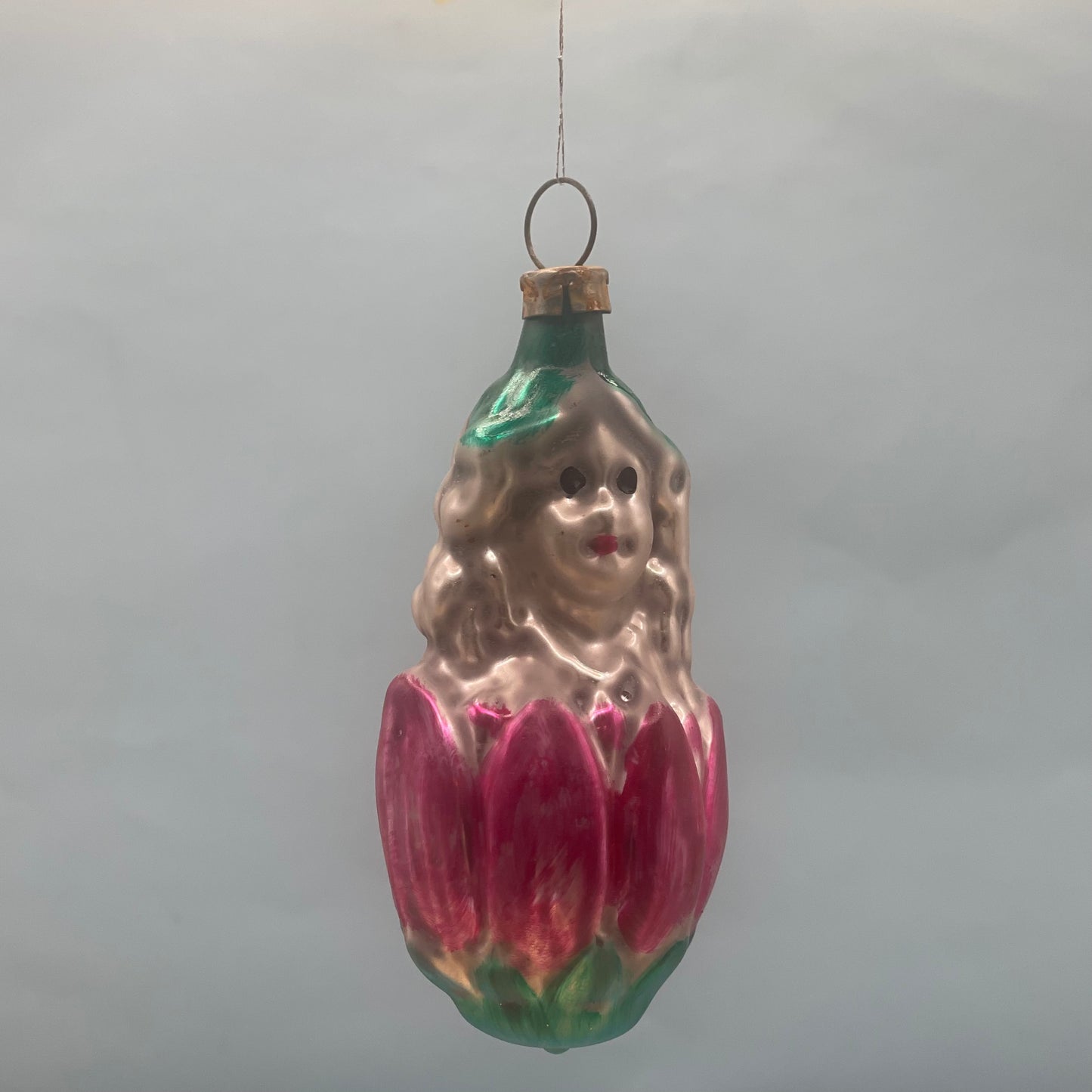 Pige Siddende i Blomst - Glas Juleornament