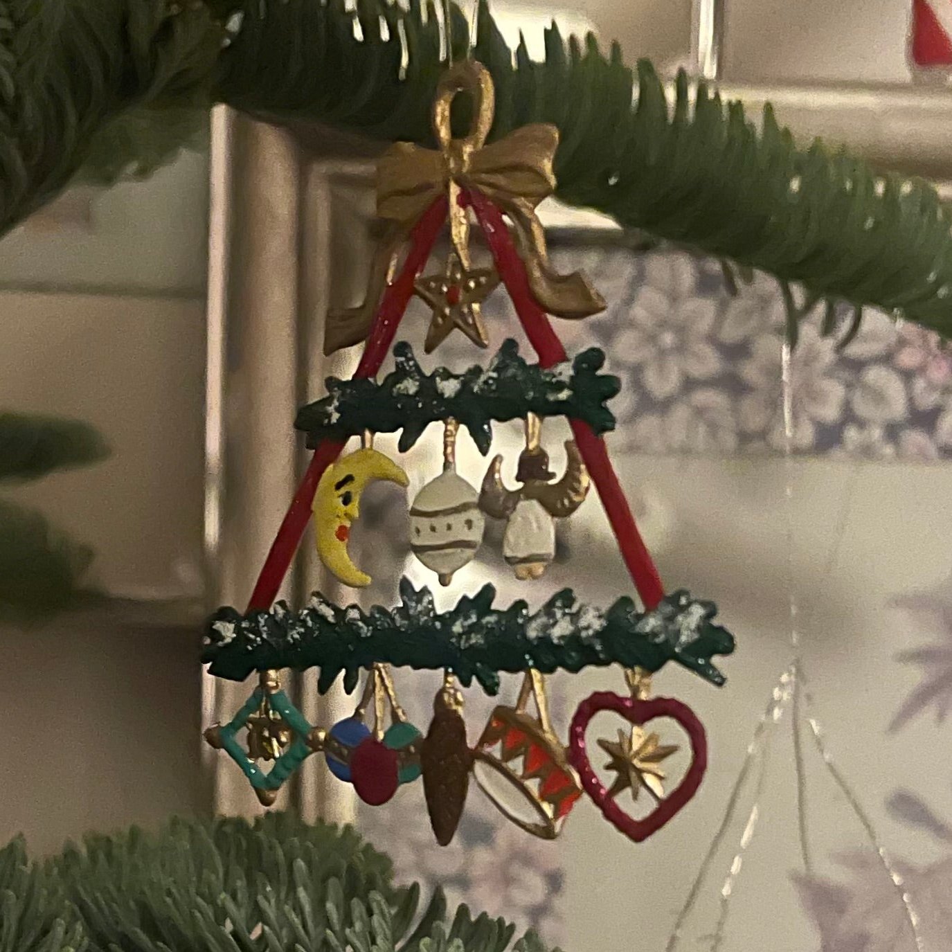 Håndmalet og handlavet tinophæng af julepyramide