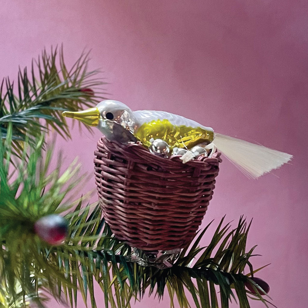 fin lille glasfugl i kurv på klips perfekt til jul