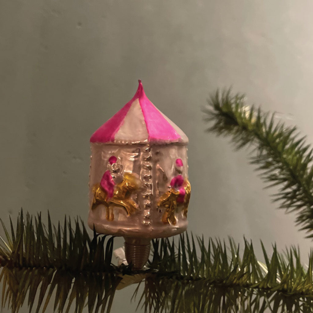 smuk juleornament udformet som karrusel på klips