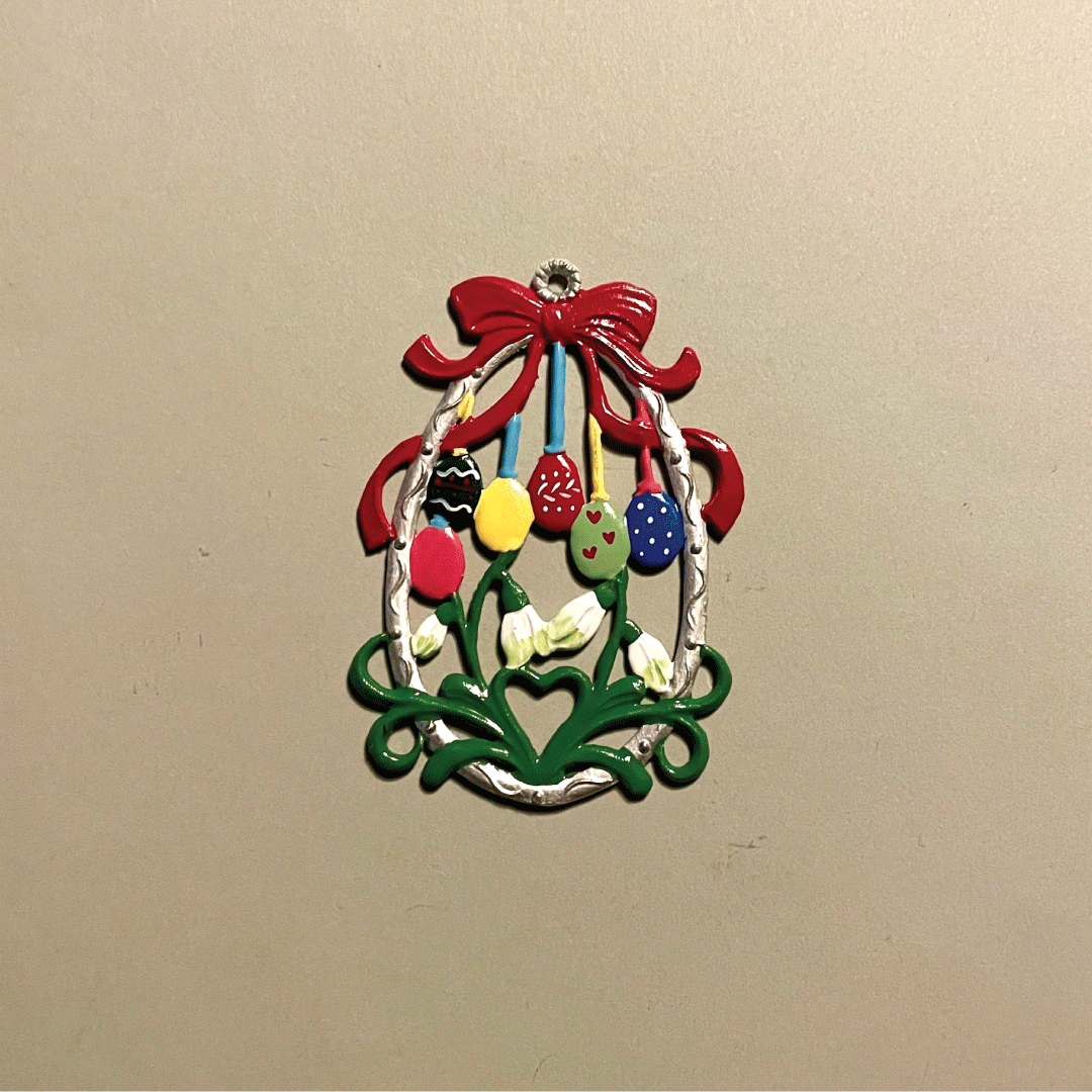 Håndlavet Påskeophæng i Tin – Dekoreret med smukke Vintergækker og elegant sløjfe