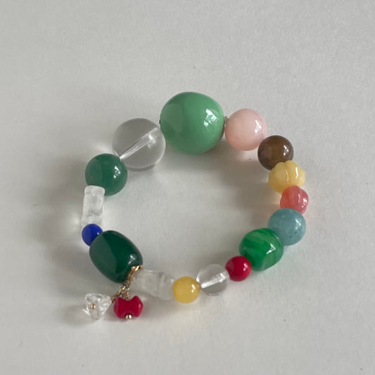 Håndlavet armbånd i et mix farver og glas og vintageperler med et lille aftageligt vedhæng 