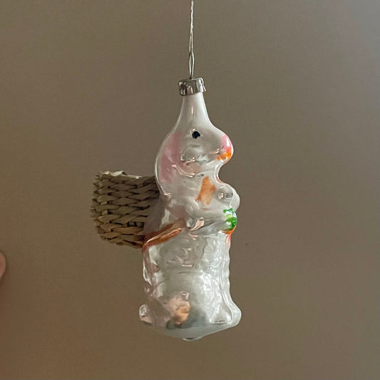 Super fin kanin med flettet kurv- glasornament.