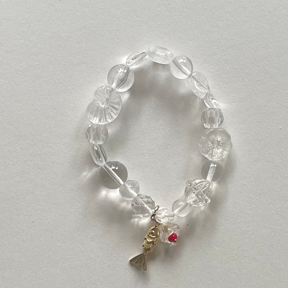 Håndlavet armbånd i nøje udvalgte glas og vintageperler i smukke gennemsigtige perler med et fint aftageligt vedhæng 