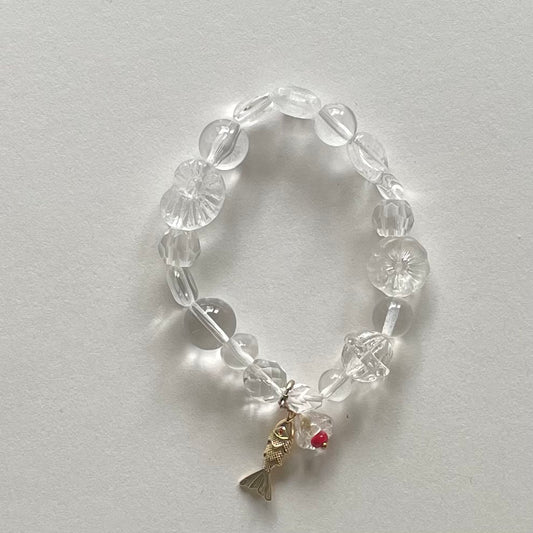 Håndlavet armbånd i nøje udvalgte glas og vintageperler i smukke gennemsigtige perler med et fint aftageligt vedhæng 
