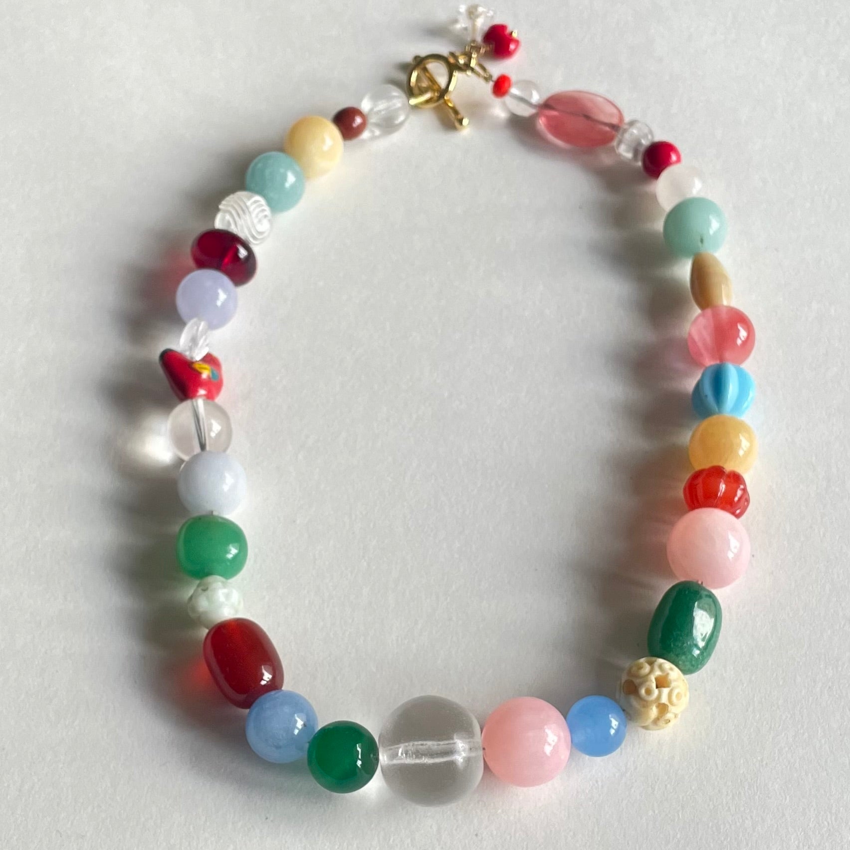Håndlavet halskæde lavet af de fineste glas og vintageperler med et lille aftageligt vedhæng 