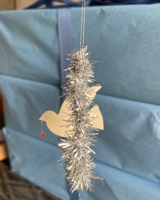 Håndlavet Papirfugl svævende inde i fin glitter sølvkrans