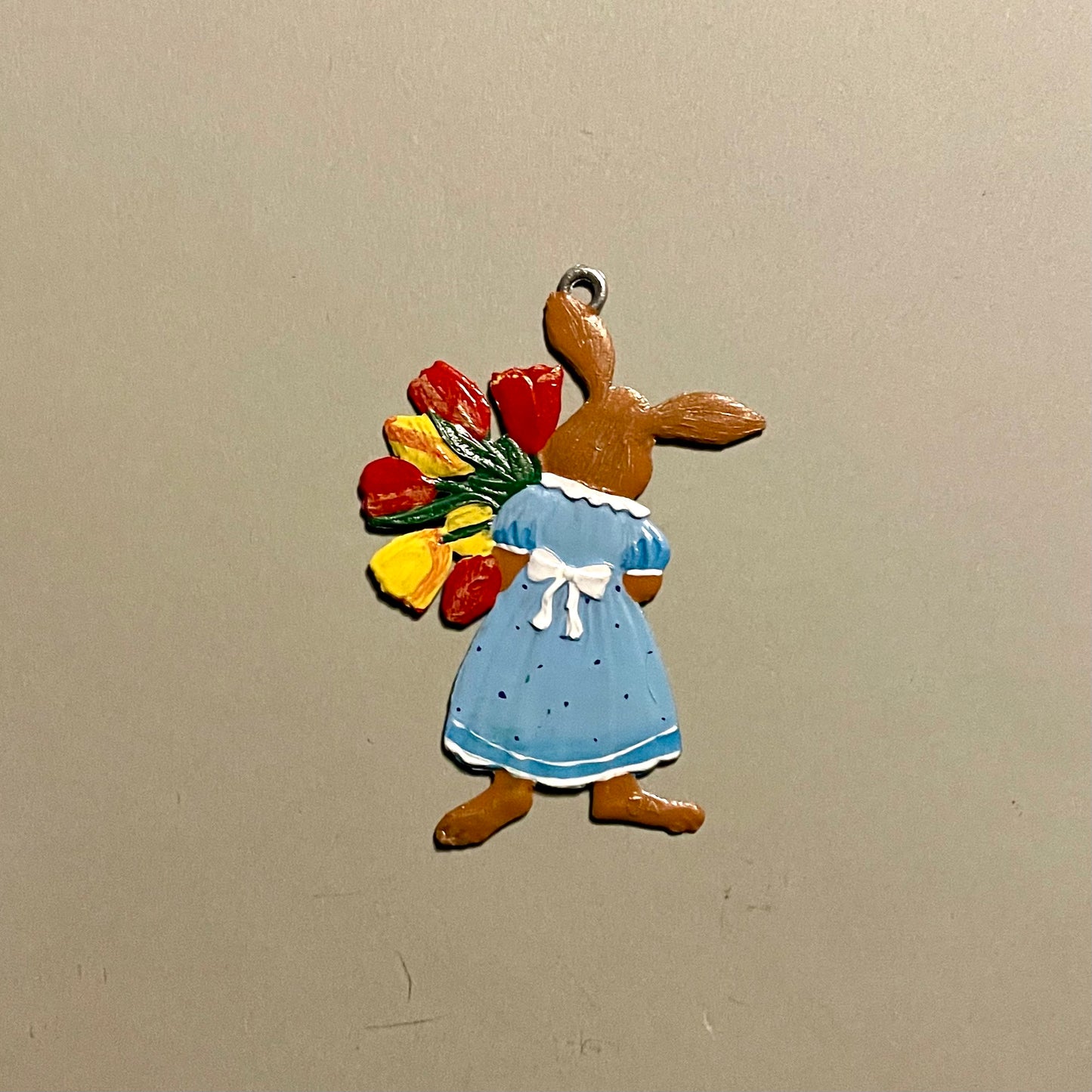 Håndlavet og håndmalet påskehare med en farverig buket tulipaner