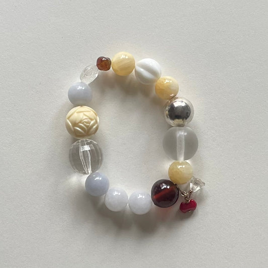 Håndlavet armbånd i et nøje udvalg af glas og vintageperler i smukke farver med et aftageligt vedhæng 