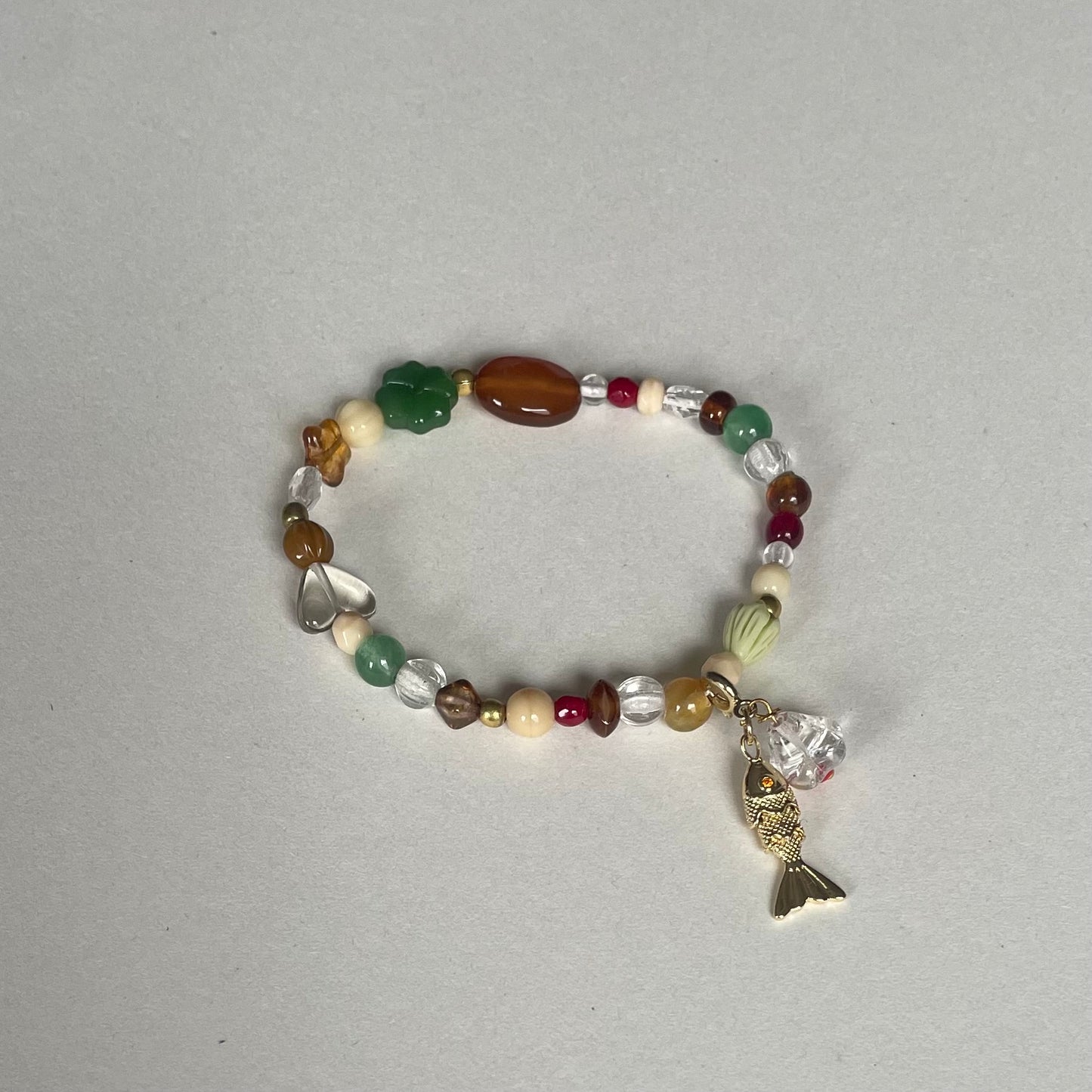 Håndlavet armbånd med nøje udvalgte glas og vintage perler med aftageligt vedhæng
