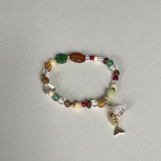 Håndlavet armbånd med nøje udvalgte glas og vintage perler med aftageligt vedhæng
