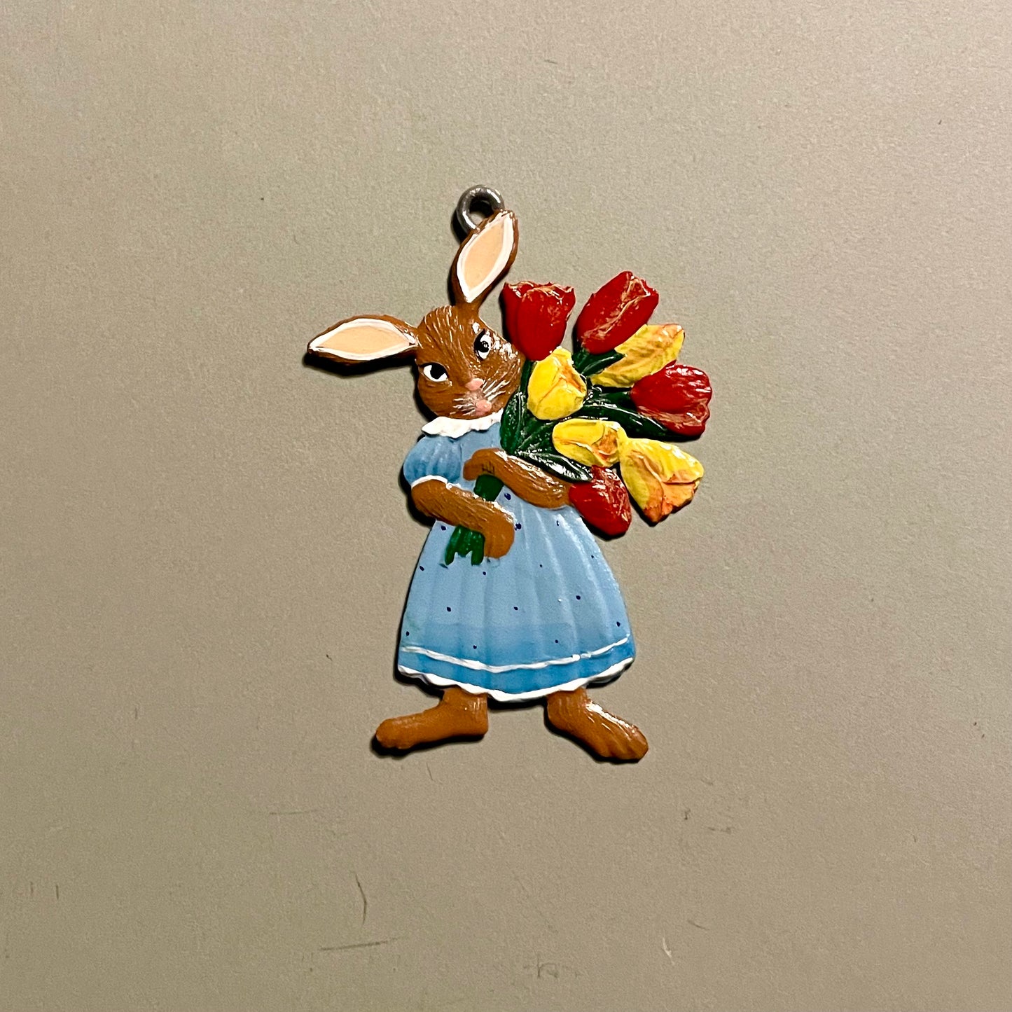 Håndlavet og håndmalet påskehare med en farverig buket tulipaner