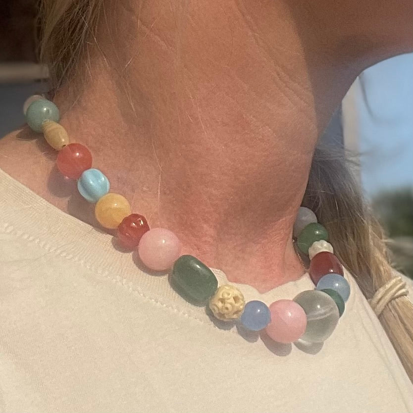 Håndlavet halskæde lavet i et mix af smukke farver i nøje udvalgte glas og vintage perler 