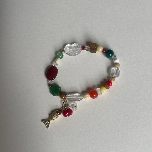 Håndlavet armbånd lavet af nøje udvalgte glas og vintageperler, med aftageligt vedhæng med metalfisk og glasperler