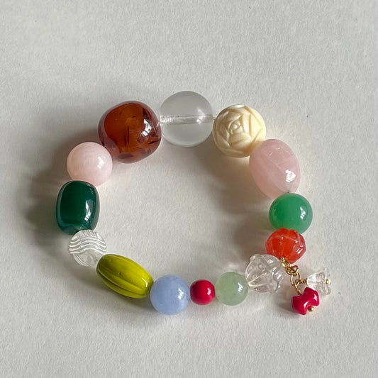Smukt armbånd i et mix af farver med nøje udvalgte glas og vintageperler 