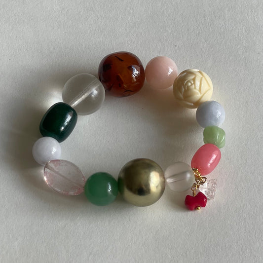 Håndlavet armbånd i en smuk blanding af glas og vintage perler med aftageligt vedhæng