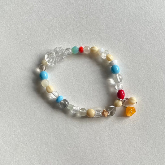 Håndlavet armbånd med glas og vintage perler i de fineste farver med aftageligt vedhæng med perler 