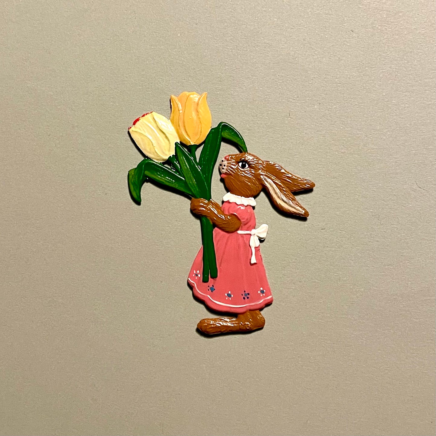 Håndlavet og håndmalet påskeophæng, af påskehare med tulipaner