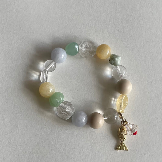 Håndlavet armbånd af glas og vintage perler i smukke sarte farver med aftageligt vedhæng med metalfisk og glas blomst