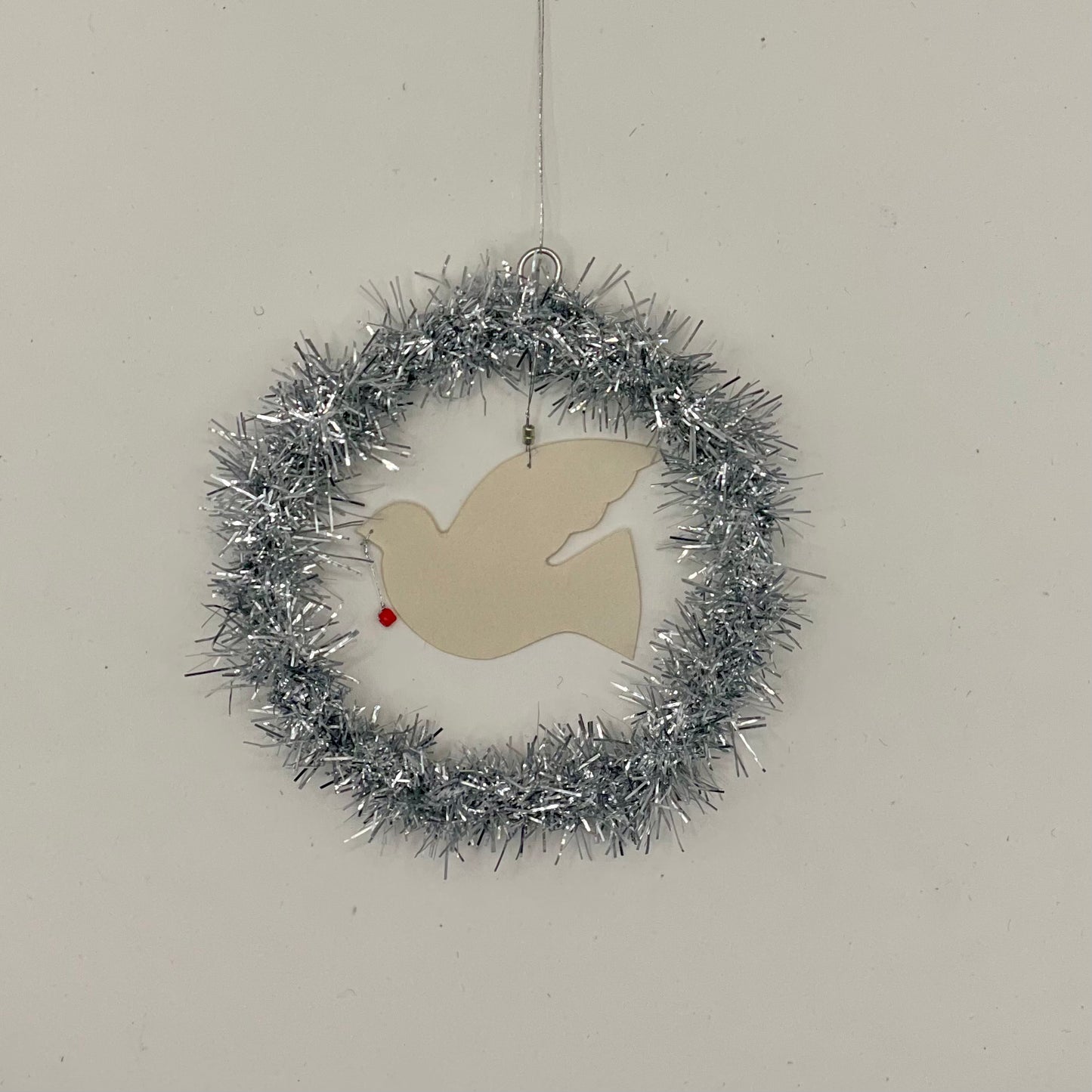 Håndlavet Papirfugl svævende inde i fin glitter sølvkrans